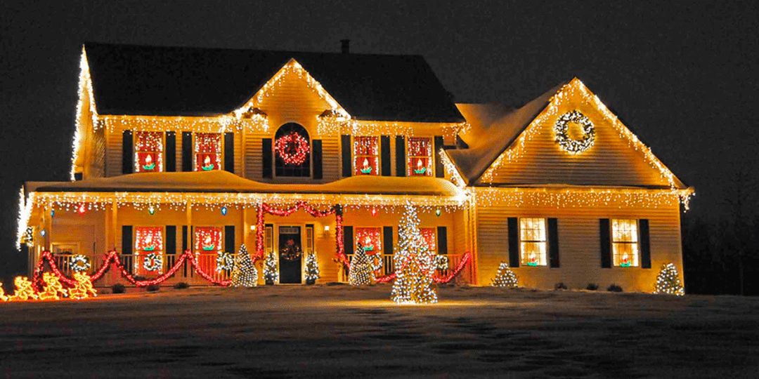 A picture of a house decorated with Christmas lights