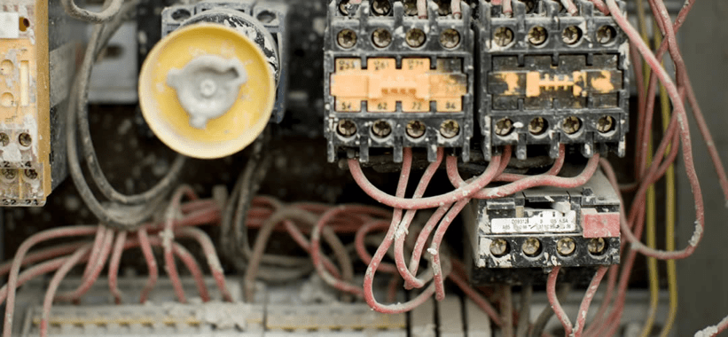 A picture of a bunch of electrical wires