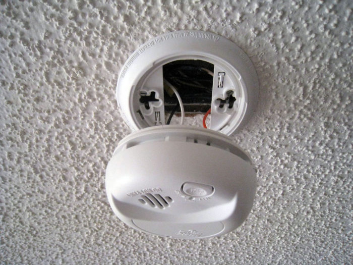 Hardwired smoke detector